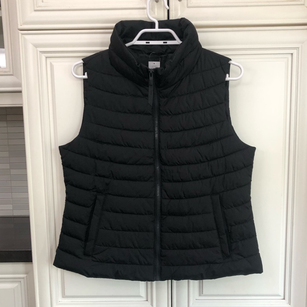 NWT GAP petite women’s water resistant black puffer vest